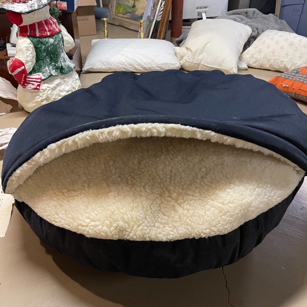 "Clamshell" Dog Bed - Picture 2 of 2